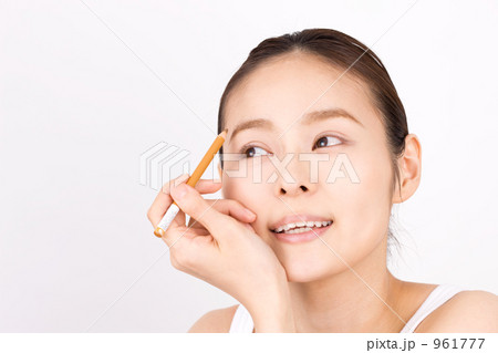 眉を描く女性 眉を描く女性 961777