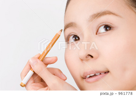 眉を描く女性 961778