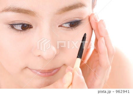 マスカラを塗る女性 962941