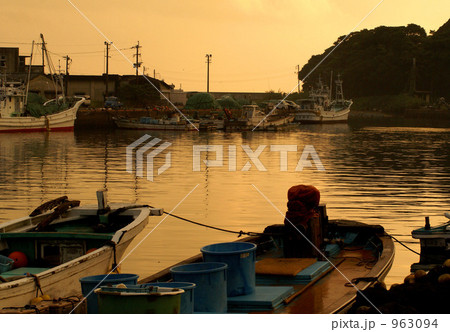 内之浦漁港の朝 963094