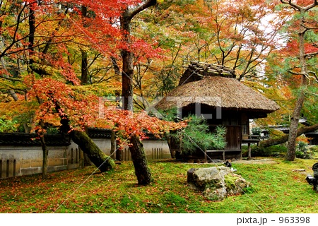 茶室と紅葉 秋のしょうざん 庭園の秋の写真素材