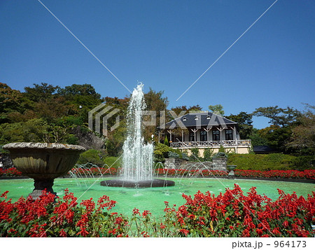 強羅公園の噴水とそれを囲むサルビア 強羅公園の噴水とそれを囲むサルビア 964173