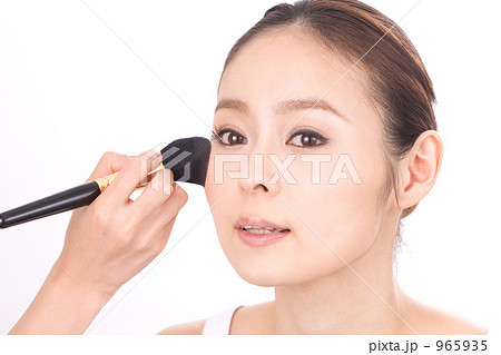 チーク塗る女性 チーク塗る女性 965935