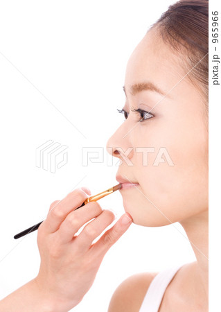口紅を塗る女性 965966