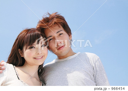 肩を寄せるカップルの写真素材