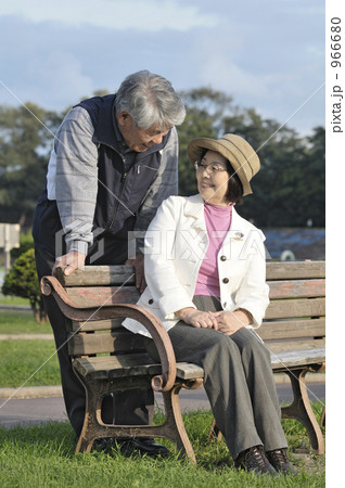 初老の夫婦 初老の夫婦 966680