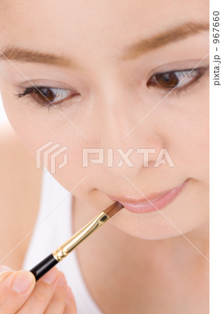 口紅を塗る女性 口紅を塗る女性 967660