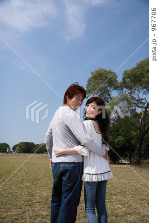 振り向く2人 967706