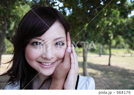 頬に手をあてての写真素材 968176 Pixta