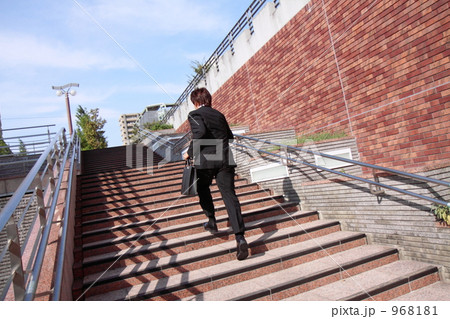 階段を駆け上がる 階段を駆け上がる 968181
