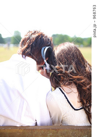 音楽を聴くカップル 音楽を聴くカップル 968763