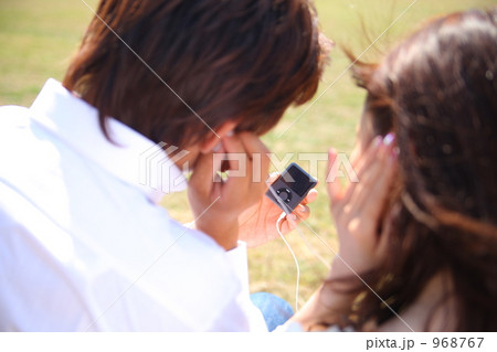 音楽を聴くカップル 音楽を聴くカップル 968767