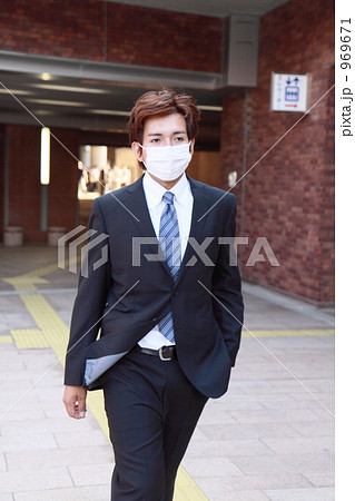 風邪をひいた男性 969671