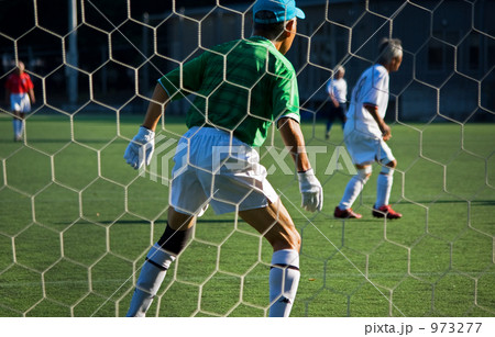 サッカーをするシニア男性 973277