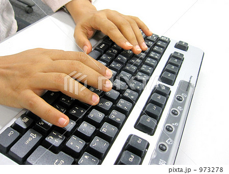 タイピングする女性の手 973278
