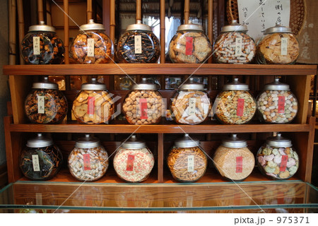 ディスプレイされたお煎餅 ディスプレイされたお煎餅 975371