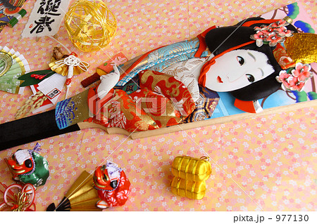 羽子板と金の扇と凧と獅子舞 977130