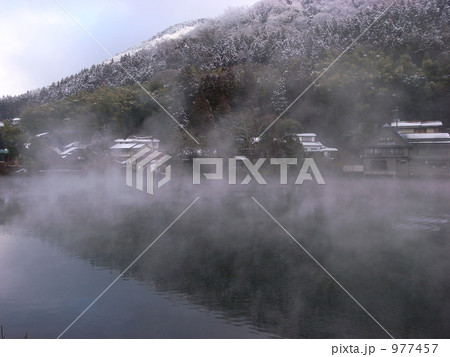 雪が降った翌日の湯布院、冬の金鱗湖 977457