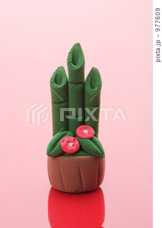 977609