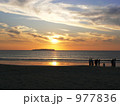夕焼けの海岸と人影 977836
