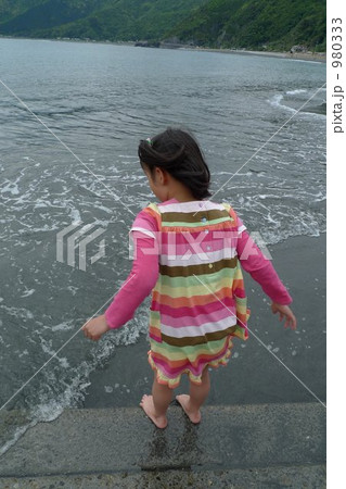 夏の終わり。打ち寄せる波にびびる姪。 980333