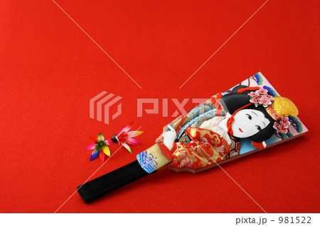 お正月素材 羽子板と羽根二個 お正月素材 羽子板と羽根二個 981522