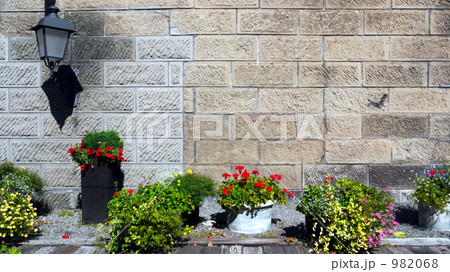 石壁とガス燈と花 982068