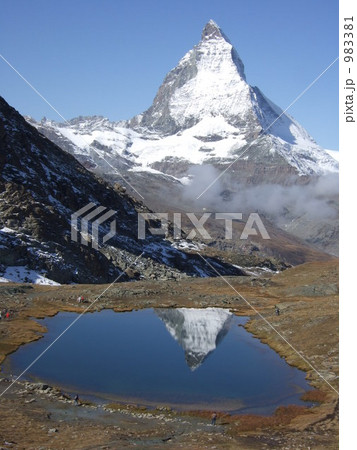 スイス　マッターホルンが綺麗に湖面に映っています 983381