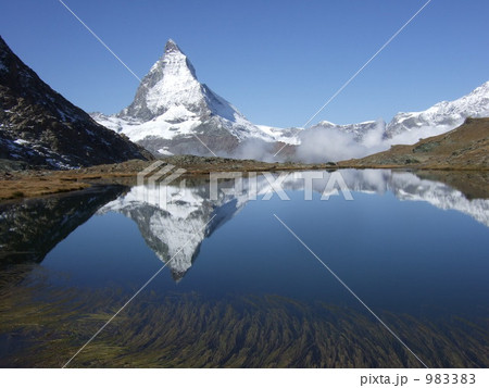 スイス　マッターホルンが綺麗に湖面に映っています 983383