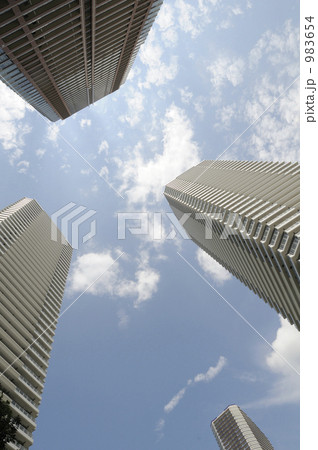 高層マンションと青空 983654