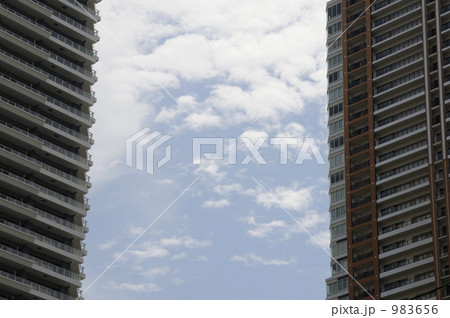 高層マンションと青空 983656