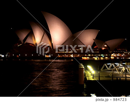 ライトアップされるオペラハウス 984723