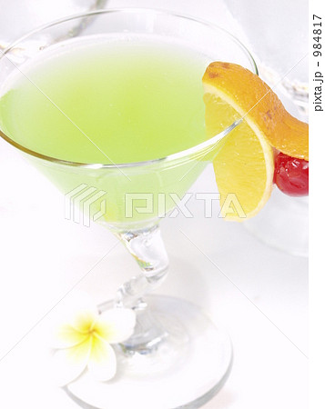 カクテルとカクテルグラス（オレンジとチェリーの飾り） 984817