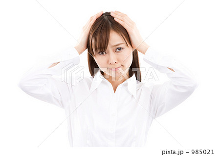 頭を抱える若い女性 頭を抱える若い女性 985021