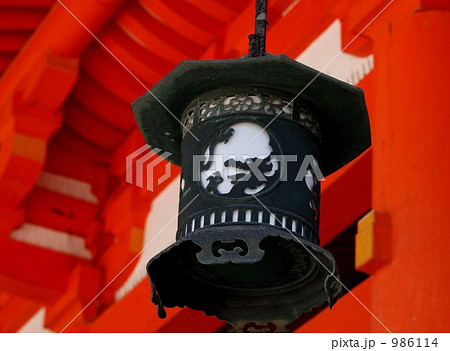 赤に映える灯籠 986114