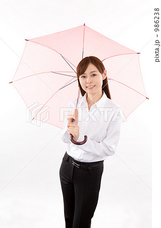 傘をさす女性の写真素材