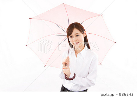 傘をさす女性の写真素材