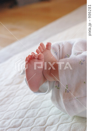 生後3ヶ月の赤ちゃんの足 986281
