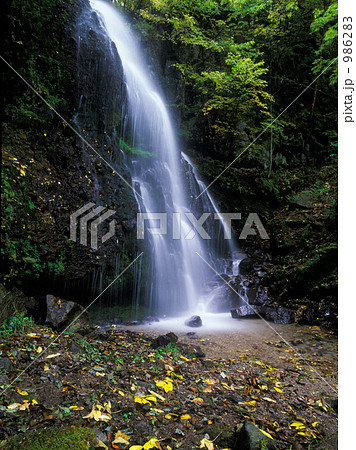晩秋の滝 986283