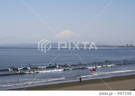 富士山とサーファー 987298