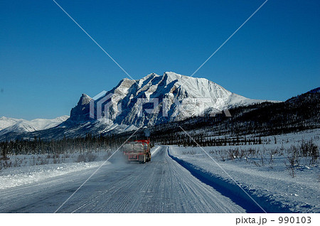 北極圏の道をひた走るトラック。 990103