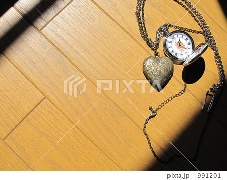 時計とハートのペンダント 991201