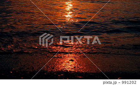 赤く染まる波打ち際 991202