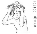 髪を洗う男性モノクロ 髪を洗う男性モノクロ 991794