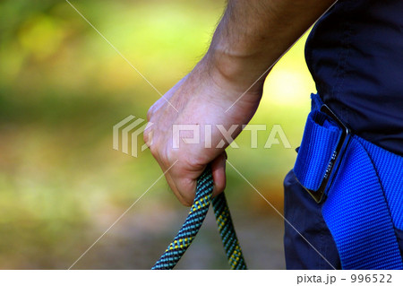 ロープを掴む男の手 996522
