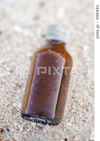 茶色の小瓶 996891