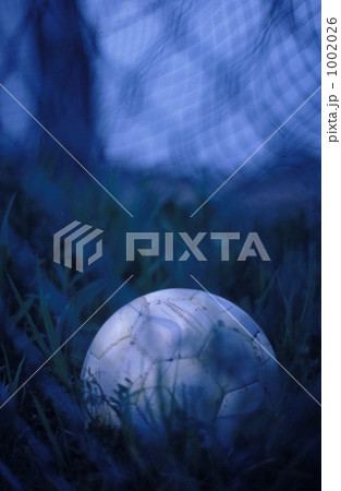 グラウンド脇のサッカーボール グラウンド脇のサッカーボール 1002026