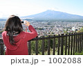 富士山を撮る女性 1002088