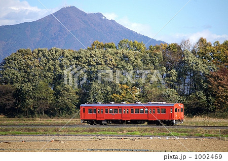 筑波山を背に行くキハ100系 1002469