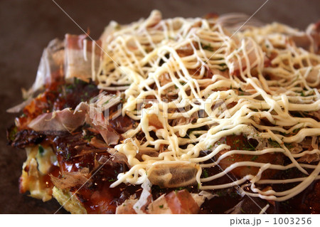 マヨネーズのかかったお好み焼 1003256